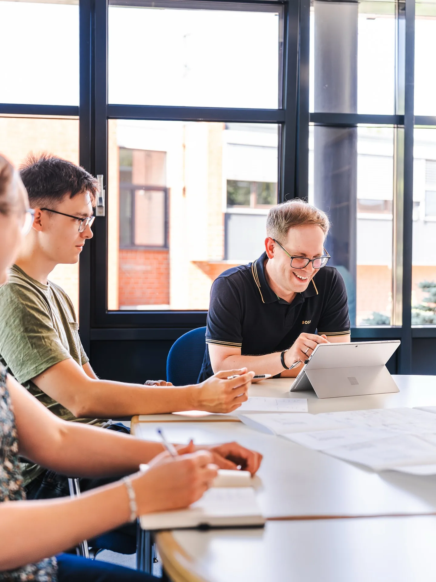 Team-Besprechung an einem Tisch in heller Büroatmosphäre des Ingenieurbüros Meyer in Braunschweig